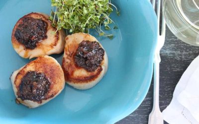 SEARED SCALLOPS WITH EAT THIS YUM! BACON MARMALADE