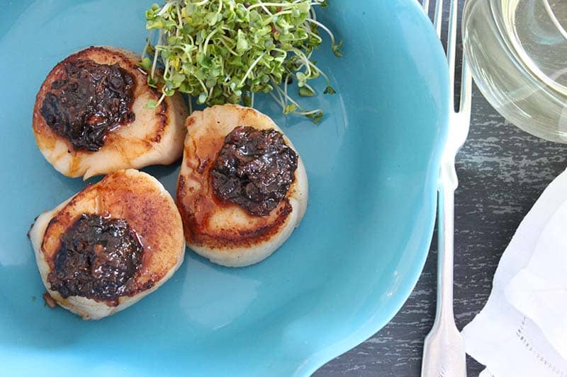 SEARED SCALLOPS WITH EAT THIS YUM! BACON MARMALADE